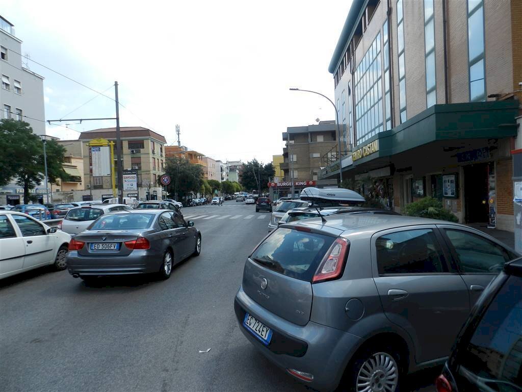 Foto - Commercial Premises Via dei Castani, Roma - photo 3