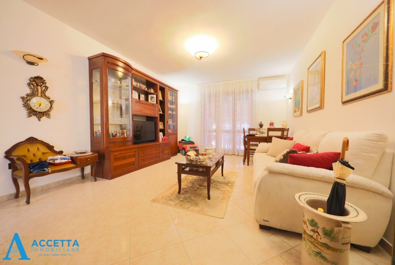 soggiorno - Quadrilocale Via Salinella 5, Taranto - foto 1