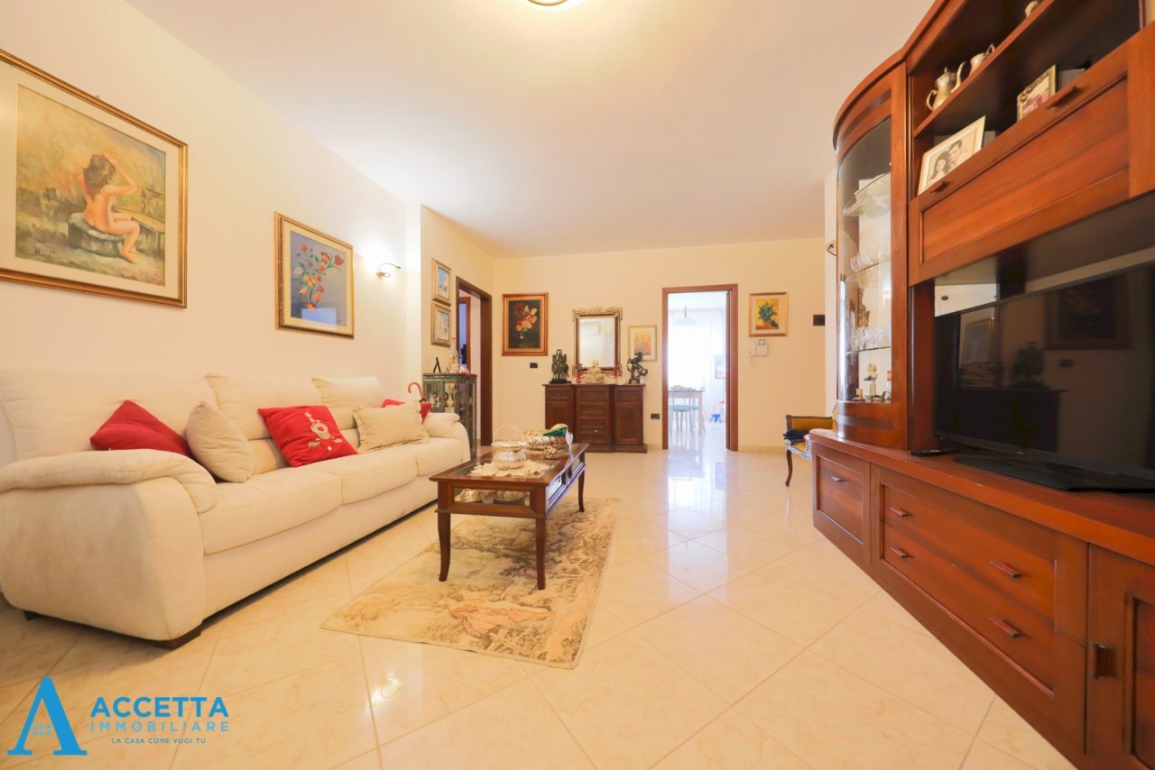 soggiorno - Quadrilocale Via Salinella 5, Taranto - foto 2