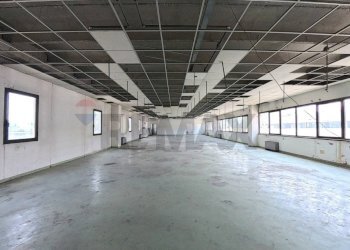 Parcheggio - Commercial Premises Cocquio-Trevisago - photo 4