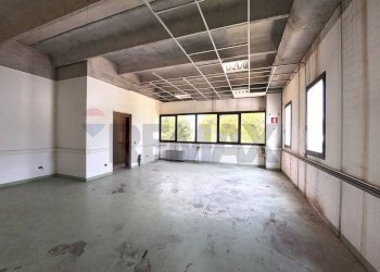 Parcheggio - Commercial Premises Cocquio-Trevisago - photo 6