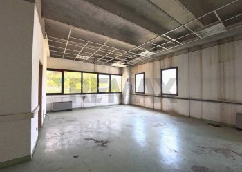 Parcheggio - Commercial Premises Cocquio-Trevisago - photo 7