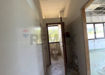 Hall / corridoio - Commercial Premises Cocquio-Trevisago - photo 8