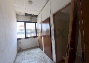 Hall / corridoio - Commercial Premises Cocquio-Trevisago - photo 12