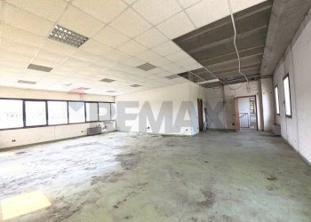 Stanza vuota - Commercial Premises Cocquio-Trevisago - photo 13