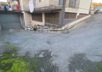 Edificio all\'aperto - Magazzino via Marchese di Casalotto
 
54, Aci Sant'Antonio - foto 5