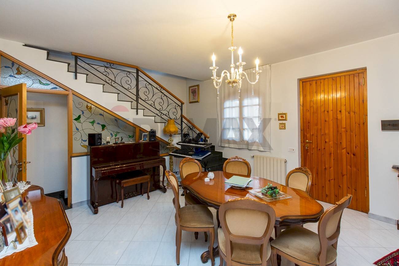 Sala da pranzo - Villa a Schiera via aldo moro
 
13, Aci Sant'Antonio - foto 1