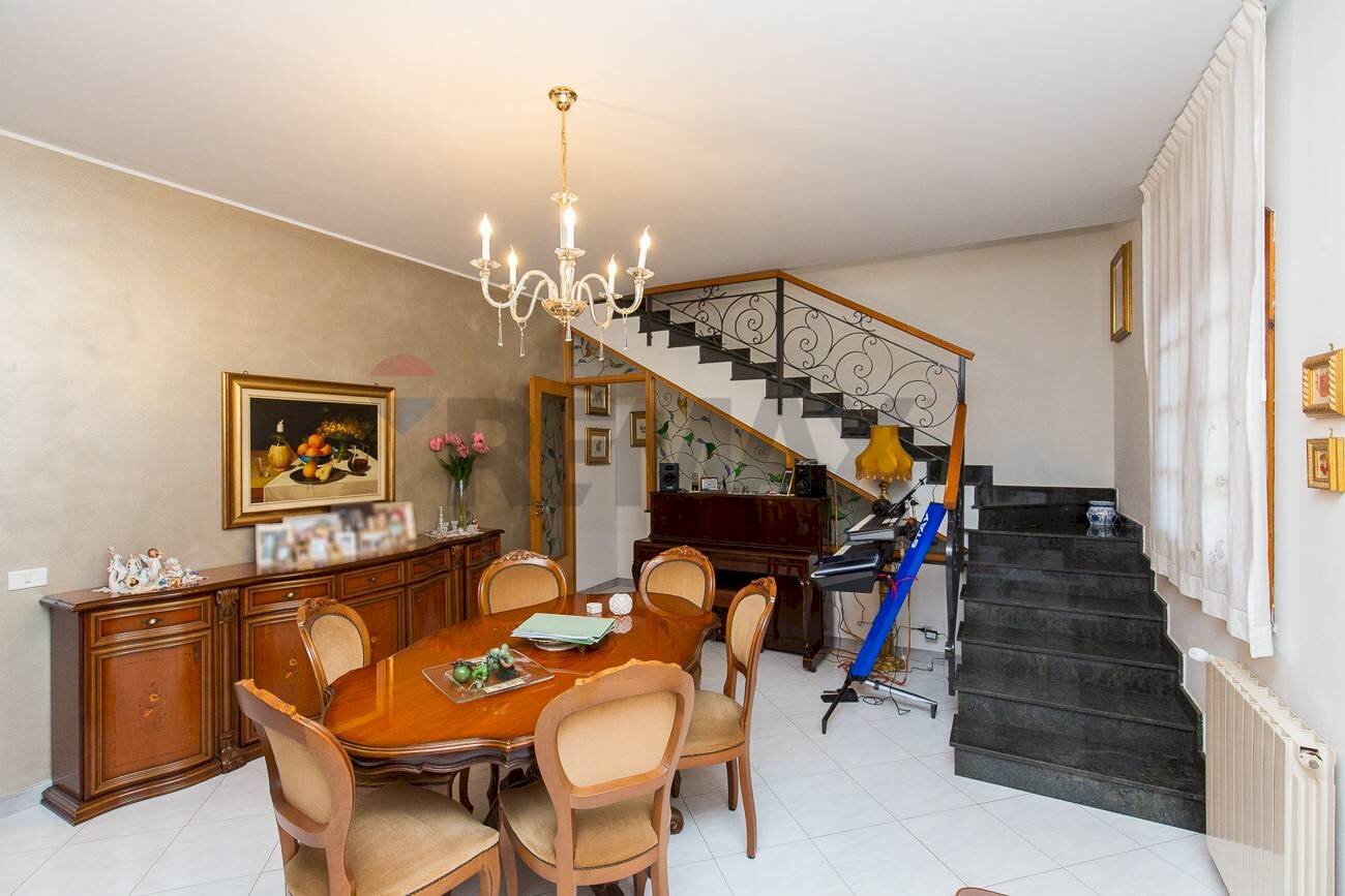 Sala da pranzo - Villa a Schiera via aldo moro
 
13, Aci Sant'Antonio - foto 3