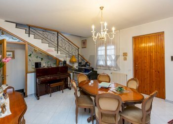 Sala da pranzo - Villa a Schiera via aldo moro
 
13, Aci Sant'Antonio - foto 1