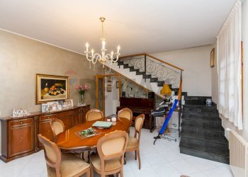 Sala da pranzo - Villa a Schiera via aldo moro
 
13, Aci Sant'Antonio - foto 3