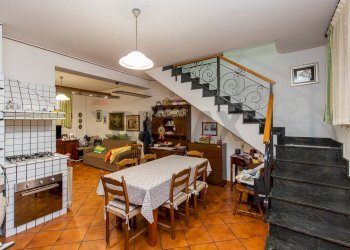 Sala da pranzo - Villa a Schiera via aldo moro
 
13, Aci Sant'Antonio - foto 19