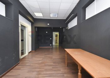 Hall / corridoio - Locale Commerciale Via Padova
 
39, Catania - foto 4