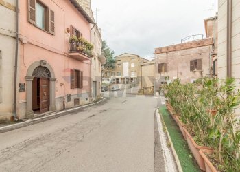 Edificio all\'aperto - Quadrilocale Via Roma
 
6, Ischia di Castro - foto 2