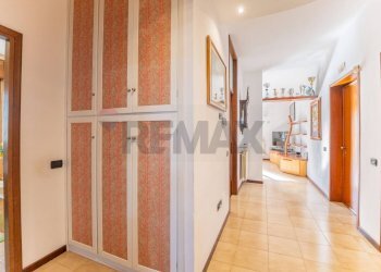 Hall / corridoio - Trilocale VIA UGO FOSCOLO
 
23, Cassano Magnago - foto 19