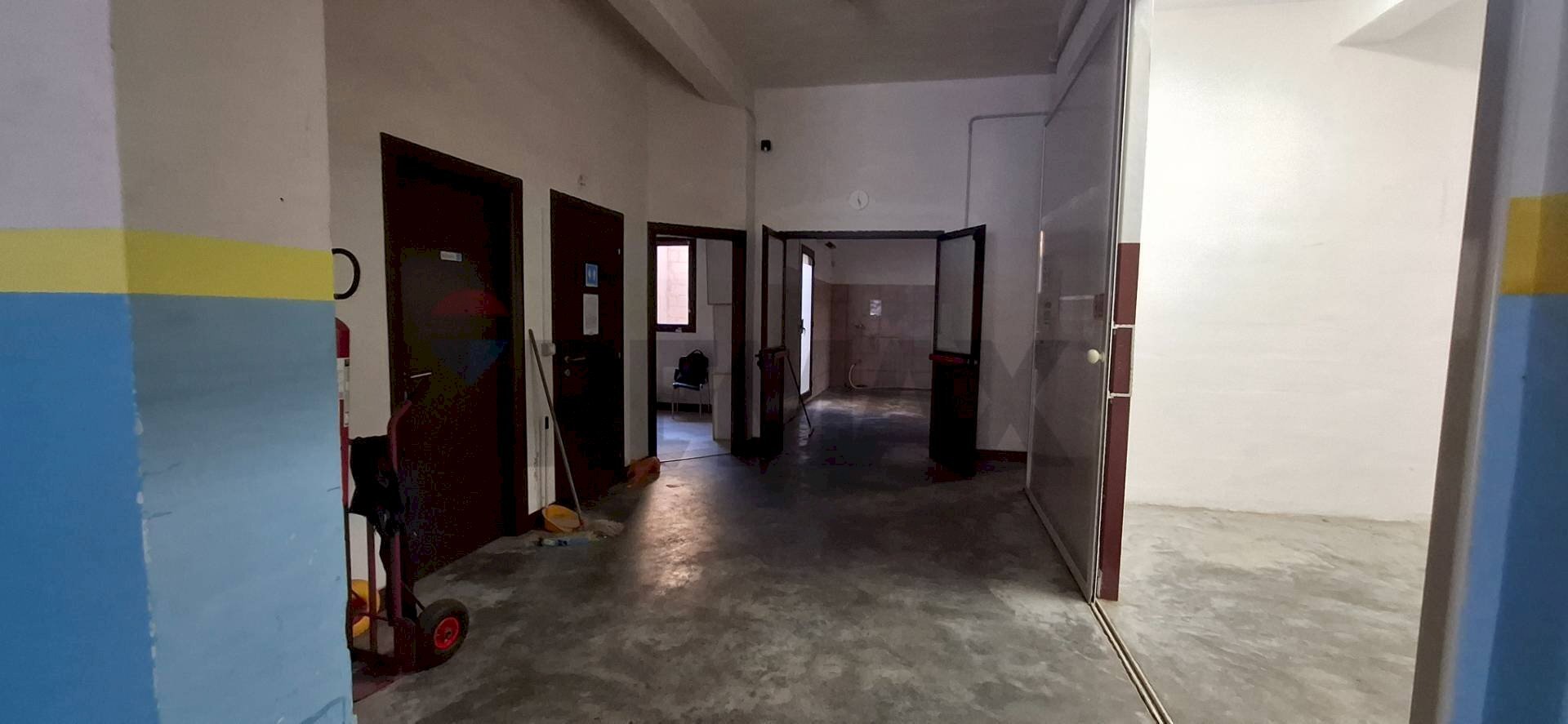 Hall / corridoio - Locale Commerciale via Luigi Marsano
21, Vittoria - foto 2