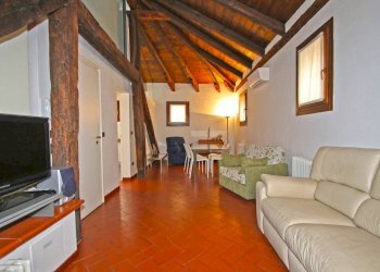 Soggiorno - Trilocale via Drapperie, Bologna (zona Centro Storico) - foto 8