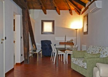 Soggiorno - Trilocale via Drapperie, Bologna (zona Centro Storico) - foto 9