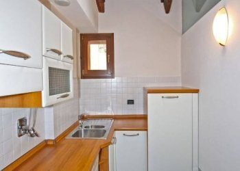 Cucina - Trilocale via Drapperie, Bologna (zona Centro Storico) - foto 11