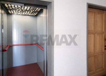 Ascensore e porta ingresso - Quadrilocale Oristano - foto 5