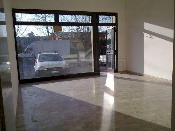 Interno - Commercial Premises Bassano del Grappa - photo 3
