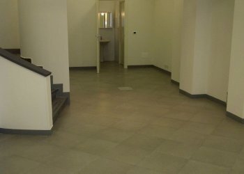 Bologna-20110404-00144.jpg - Commercial Premises Via Petroni 1/B, Bologna (neighborhood Centro Storico) - photo 1