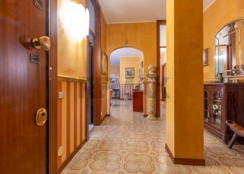 Hall / corridoio - Trilocale VIA DELLA CARNAGA
 
18, Varese - foto 10