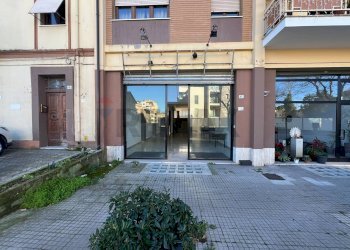 Edificio all\'aperto - Locale Commerciale Via Ferro di Cavallo
 
21, Lanciano - foto 1