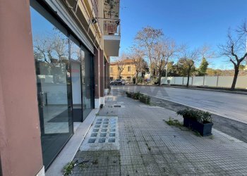 Edificio all\'aperto - Locale Commerciale Via Ferro di Cavallo
 
21, Lanciano - foto 8