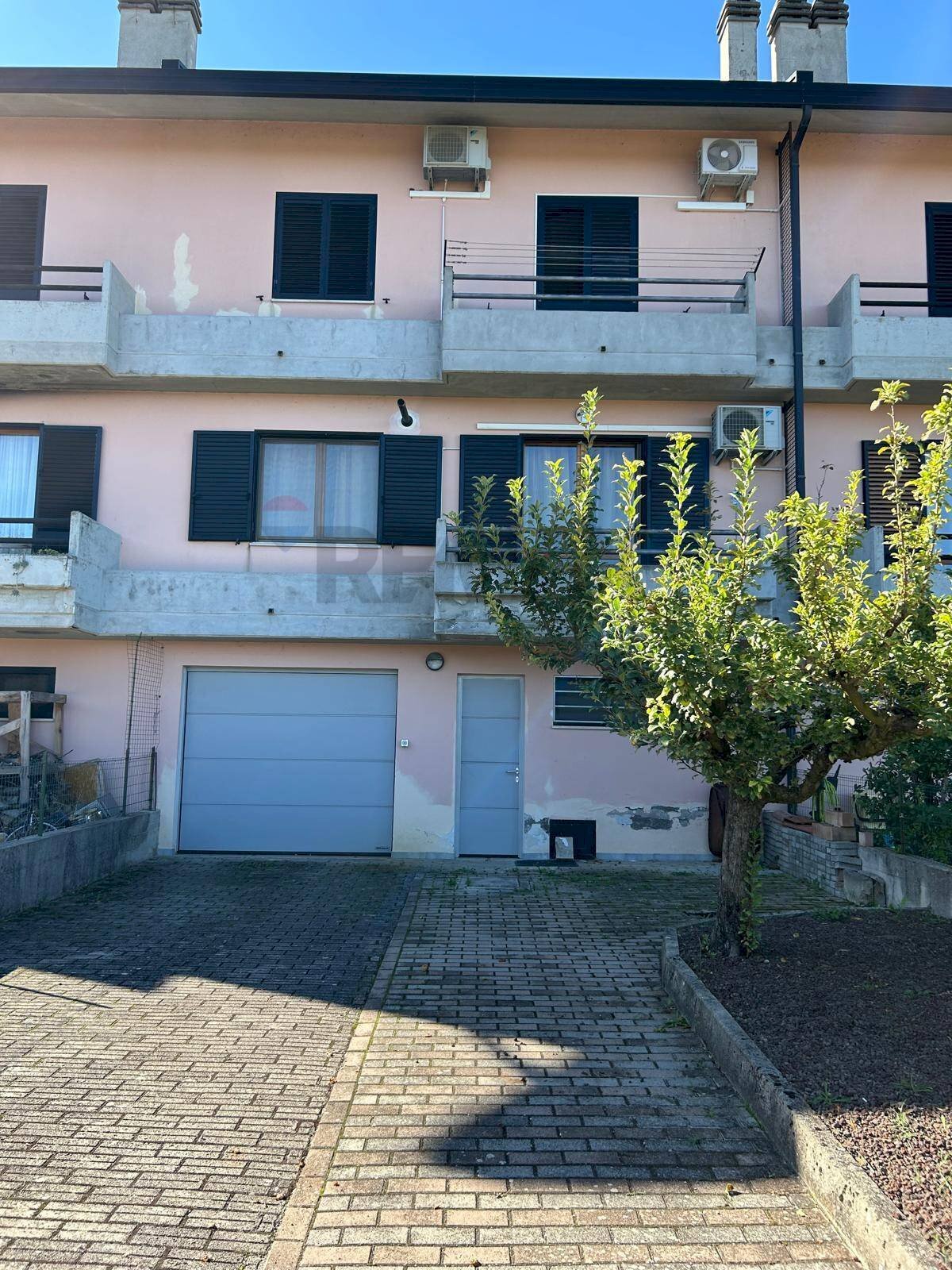 Edificio all\'aperto - Villa a Schiera Via del Campo Sportivo
 
11, Casoli - foto 1