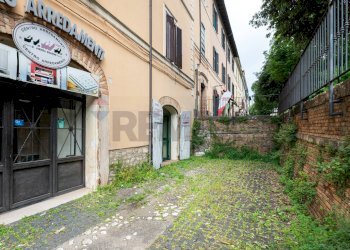Edificio all\'aperto - Commercial Premises Piazza Della Libertà
 
2, Monterotondo - photo 2