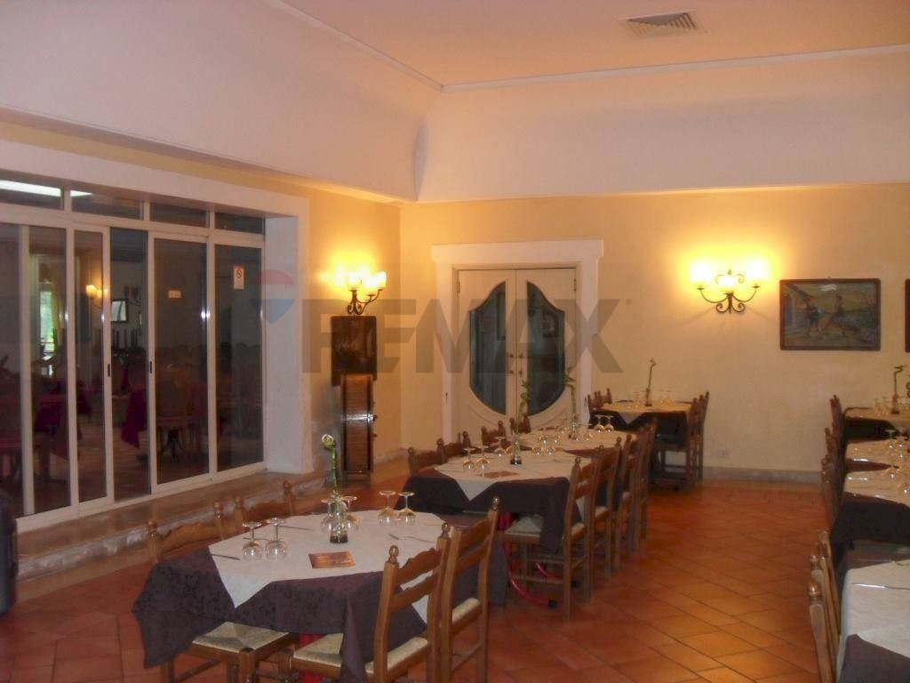 Sala da pranzo - Locale Commerciale Strada Statale 114 Km113
 
snc, Catania - foto 1