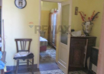 Hall / corridoio - Casa indipendente VIA GRAZIA DELEDDA
 
8, Bronte - foto 7