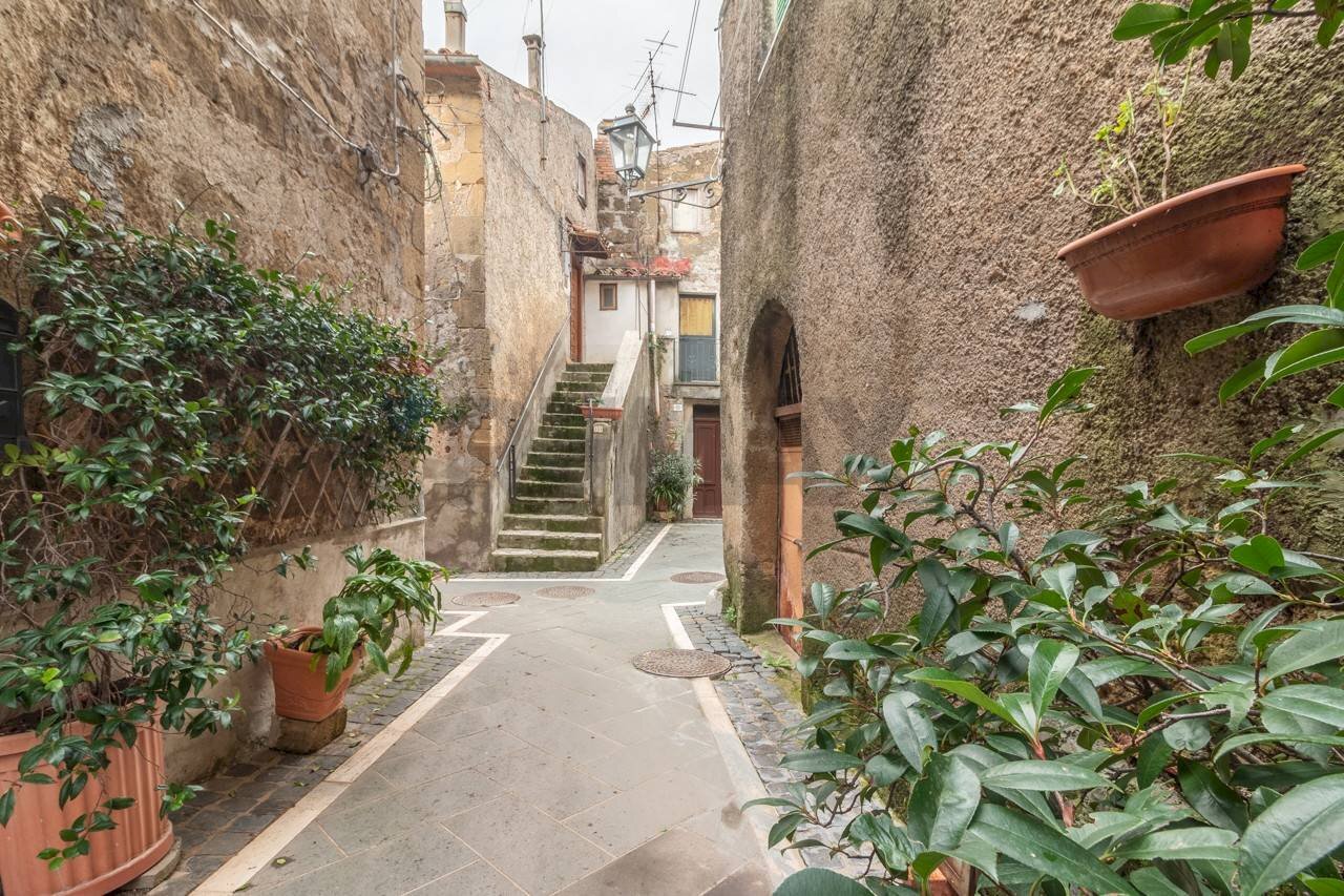 Edificio all\'aperto - Bilocale Via Del Fiore
77, Ischia di Castro - foto 2