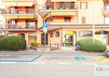 Foto 2 - Locale Commerciale VIA PASUBIO
 
2, Varese - foto 2