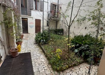 Terrazza - One-room apartment Vicolo Scala
 
11, Mantova - photo 2