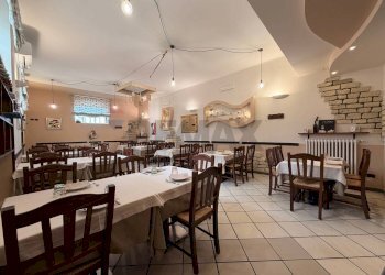 Sala da pranzo - Locale Commerciale Via delle Grotte
 
2, Ceglie Messapica - foto 4