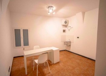 Stanza arredata - Shop vico della Casana, Genova - photo 6