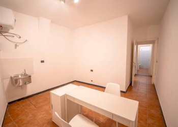 Stanza arredata - Shop vico della Casana, Genova - photo 7