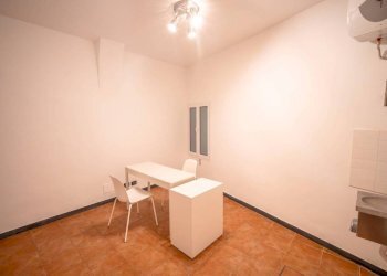 Stanza arredata - Shop vico della Casana, Genova - photo 8