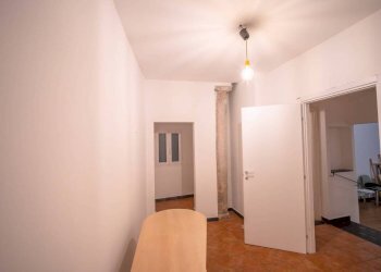 Stanza arredata - Shop vico della Casana, Genova - photo 10