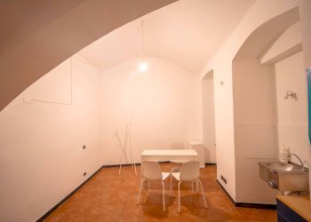 Stanza arredata - Shop vico della Casana, Genova - photo 14