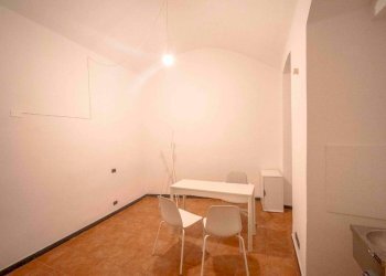 Stanza arredata - Shop vico della Casana, Genova - photo 15