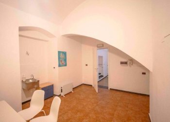 Stanza arredata - Shop vico della Casana, Genova - photo 16