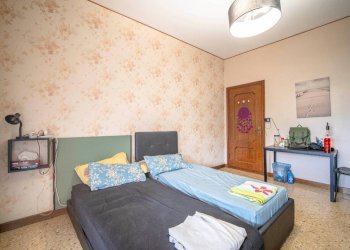 Camera da letto - Appartamento via Giovanni Amarena, Genova (zona Marassi) - foto 11