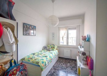 Camera da letto - Appartamento via Giovanni Amarena, 14A, Genova (zona Marassi) - foto 18