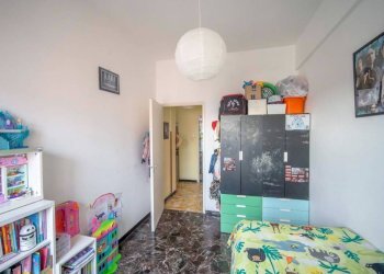 Camera da letto - Appartamento via Giovanni Amarena, 14A, Genova (zona Marassi) - foto 19