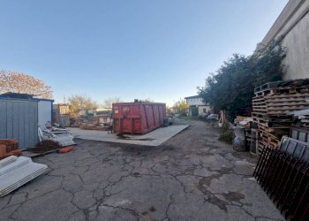 Cortile interno - Capannone via Don Luigi Sturzo, Lainate - foto 4