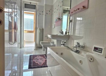 Bagno - Appartamento piazza Europa, Cuneo (zona Centro) - foto 25