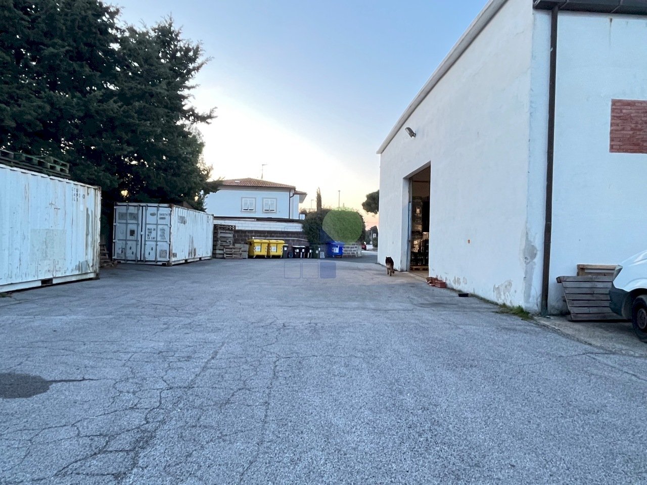 piazzale sul fianco - Locale Commerciale Via delle Macchie 4, Livorno - foto 3