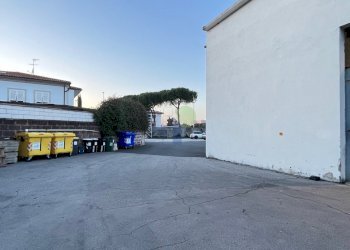 piazzale sul fianco - Locale Commerciale Via delle Macchie 4, Livorno - foto 5